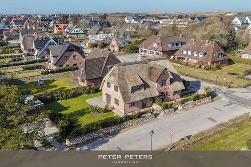 Bild 1 - Neubau von reetgedeckten Haushälften mit jeweils einem eigenen Garagenplatz in Wenningstedt