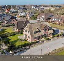 Neubau von reetgedeckten Haushälften mit jeweils einem eigenen Garagenplatz in Wenningstedt