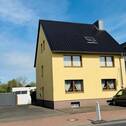 seitliche Objektansicht mit Zufahrt.jpg - Wohnhaus mit Halle und Gartenareal in Euskirchen: Ideal für Eigennutzer & Anleger.