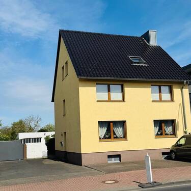 seitliche Objektansicht mit Zufahrt.jpg - Wohnhaus mit Halle und Gartenareal in Euskirchen: Ideal für Eigennutzer & Anleger.