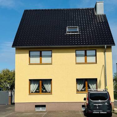Frontansicht mit Stellplätzen.jpg - 8 Zimmer Mehrfamilienhaus, Wohnhaus zum Kaufen in Euskirchen