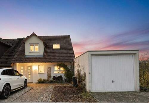 Viel Platz vor dem Haus - Licht, Luft, Lebensqualität - großzügiges Wohnen mit Panoramablick