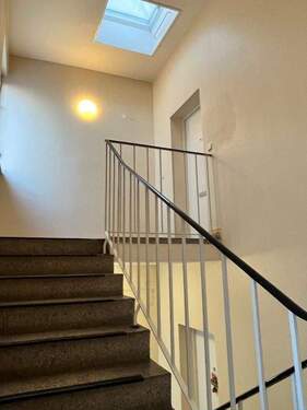 Treppenhaus_mit_Whg.tür - 