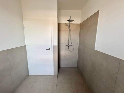 Moderne Dusche im Neubau - 