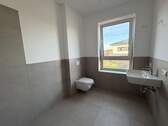 Modernes Badezimmer mit Fenster - 