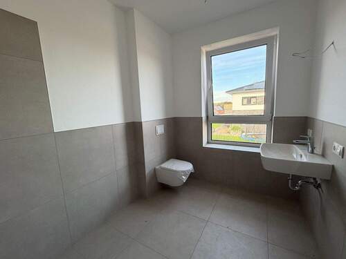 Modernes Badezimmer mit Fenster - 