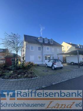 Parkplätze und Eingang - 2 Zimmer Etagenwohnung zur Miete in Schrobenhausen