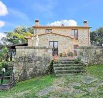 Roccastrada ! Bauernhaus mit Panoramablick und großem Garten, Pool sowie Brunnen I Immobilie Toskana