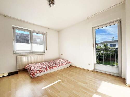 Helles Zimmer mit französischem Balkon - 7 Zimmer Mehrfamilienhaus, Wohnhaus in Bad Dürrheim