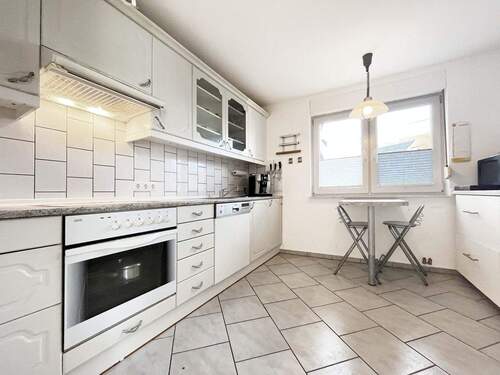 Küche mit Einbauzeile im Landhausstil - 