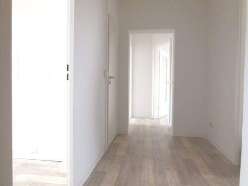 Blick in den Flur - 3 Zimmer Etagenwohnung zur Miete in Döbeln