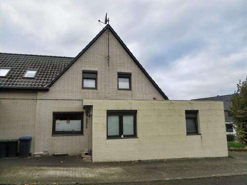 Hausseite - 4 Zimmer Doppelhaushälfte in Wolfsburg