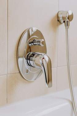 Armatur der Eckbadewanne - 