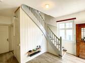 Flur mit Treppenaufgang - 