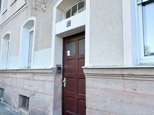 Hauseingang - 4 Zimmer Etagenwohnung zur Miete in Nürnberg