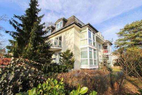 Außenansicht - Bezugsfrei: 3-Zimmer-Wohnung in Hermsdorf mit großzügigem Balkon und Blick in den grünen Garten