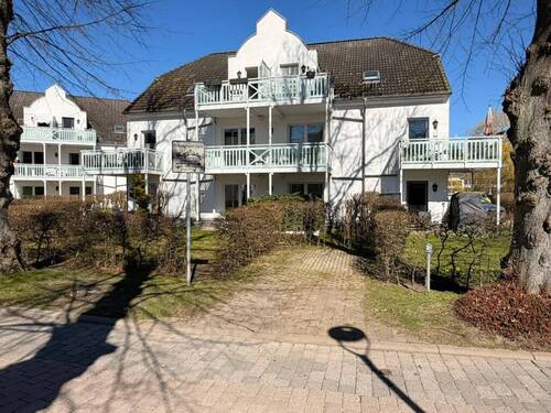 Hausansicht - Wohnen mit kleinem Garten und Terrasse
