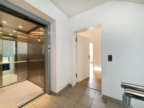 Fahrstuhl zur Tiefgarage - 