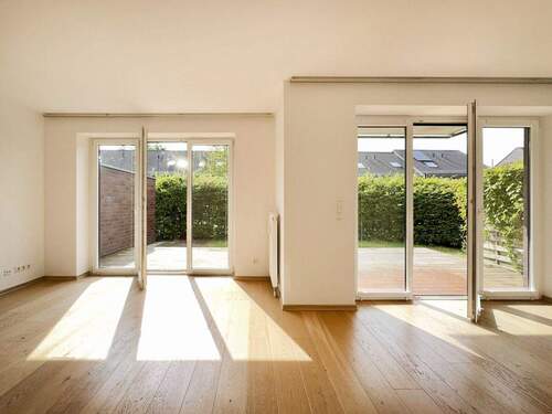 Austritt zur Terrasse und dem Gartenanteil - 