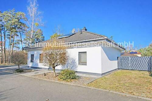 Hausansicht / Straßenseite - 4 Zimmer Bungalow zum Kaufen in Dessau-Roßlau
