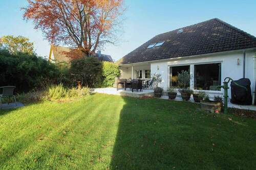 Hintere Hausansicht - Modernisiertes Einfamilienhaus mit Bungalowcharakter und Ausbaureserve