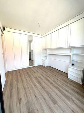 Blick von Dachterr ins Schlafz - 