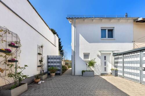 Hinterhaus Vorderansicht - 8 Zimmer Doppelhaushälfte zum Kaufen in Karlsruhe