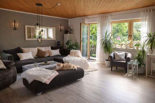 Wohnzimmer 1.OG - Balkonblick - Großzügige 4,5-Zimmer-Maisonette mit Galerie, Garten & Balkon - Hausgefühl in Henfenfeld