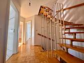 Flur mit Trepppe - 