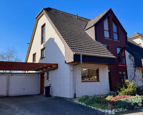 Hausansicht-1 - Familienfreundliche DHH in TOP Lage von Hennef mit 4 SZ, Vollkeller, Garage & Garten, 144 m² Wohnfl.