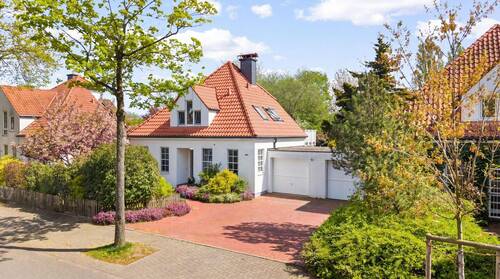 Vorderfront - Familientraum mit Garten - Lichtdurchflutetes Einfamilienhaus in begehrter Wohnlage von Neuss-Vogelsang