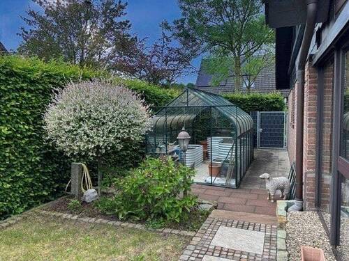 seitlicher Garten mit Gewächshaus - 