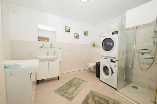Badezimmer mit Dusche - 