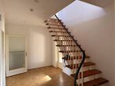 Flur mit Treppe - 