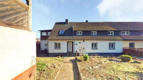 Bild 1 - Vielseitige Doppelhaushälfte mit zwei Wohneinheiten, großem Grundstück in Petersberg OT Steinau