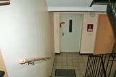 Treppenhaus mit Fahrstuhl - 