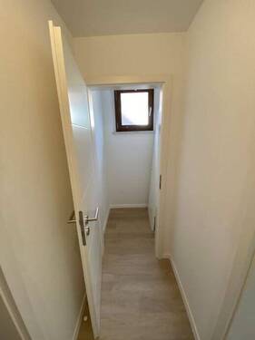 Abstellkammer im Flur mit Fenster - 