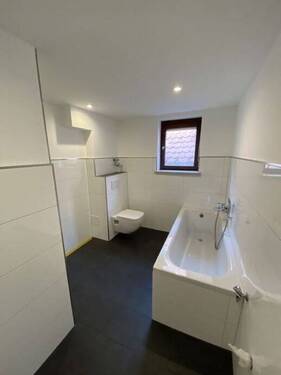 Badezimmer mit Waschmaschinenanschluss Badewanne - 