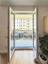 Wohnzimmer mit Balkonblick - 