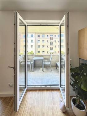 Wohnzimmer mit Balkonblick - 