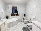 Tageslichtbad mit Eckbadewanne EG - 