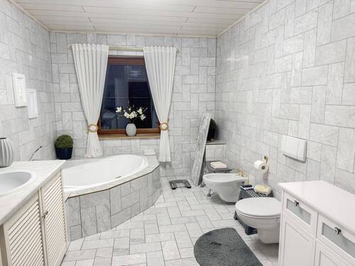 Tageslichtbad mit Eckbadewanne EG - 