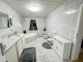 Tageslichtbad mit Eckbadewanne EG - 