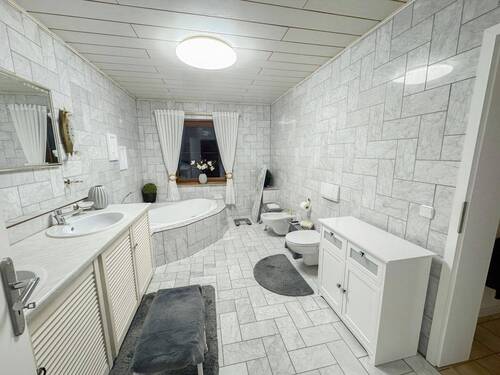 Tageslichtbad mit Eckbadewanne EG - 