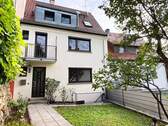 Hausansicht - Charmantes Reihenhaus mit vielseitigem Grundriss und Gartenidylle