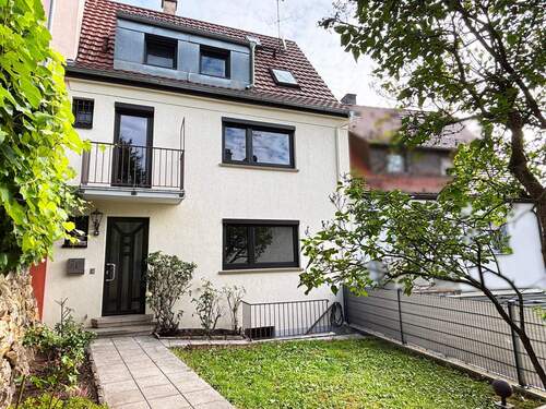 Hausansicht - Charmantes Reihenhaus mit vielseitigem Grundriss und Gartenidylle