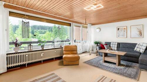 Wohnzimmer 1 - Modernisiertes Wohnerlebnis mit Weitblick - Helle, möblierte 2-Zimmer-Wohnung mit Loggia & Waldblick