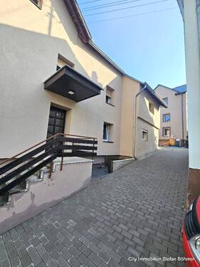 Zufahrt Stellplätze - 5 Zimmer Einfamilienhaus in Kasel