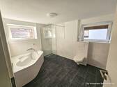 Tageslichbad mit Dusche und Wanne EG - 