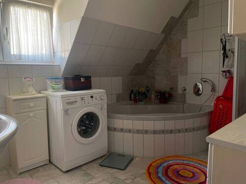 Teilansicht vom Badezimmer - 